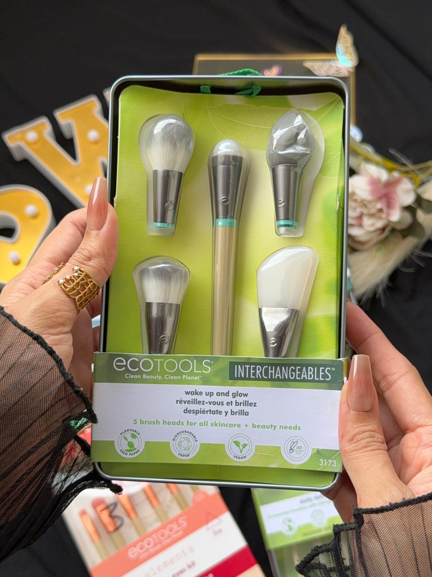 EcoTools Interchangeables “Wake Up & Glow” 5-piece brush set. ✨